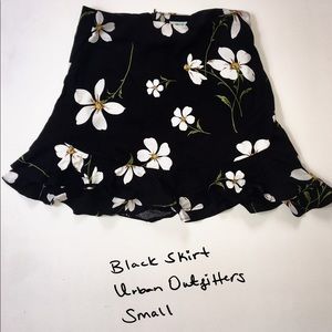 Black floral skirt. Kimchi Blue. S.